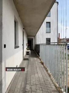 Pronájem bytu 2kk Šatovská Znojmo — krytý venkovní ochoz a vstup do bytu