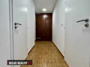 Pronájem bytu 2+kk, Sokolská 43, Znojmo – Chodba s vestavěnými skříněmi