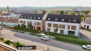 Pronájem bytu 2kk Šatovská Znojmo — exteriér domu, vyznačený vstup a parkování